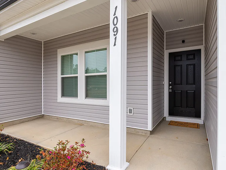 1091 Primrose Dr — Photo 2