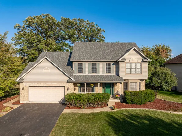 719 Pinecreek Dr, North Aurora, IL 60542