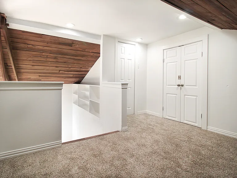 Upstairs Master Bed & Bath Suite.