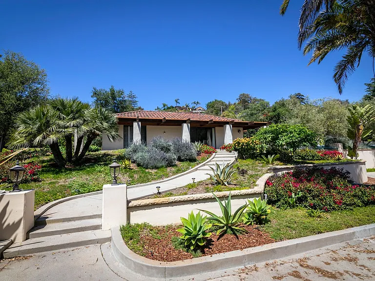 525 Las Palmas Dr — Photo 2