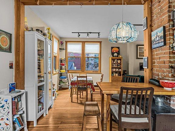 4th image of 132 NE Rundle Cres #A