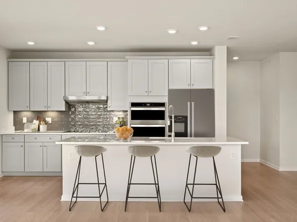 4 Stratton Dr #405, Woburn, MA 01801