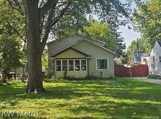 21920 Maxine St, Saint Clair Shores, MI 48080