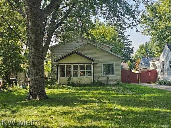 21920 Maxine St, Saint Clair Shores, MI 48080