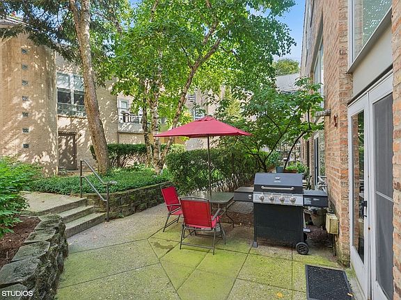 5th image of 1133 W Cornelia Ave APT C