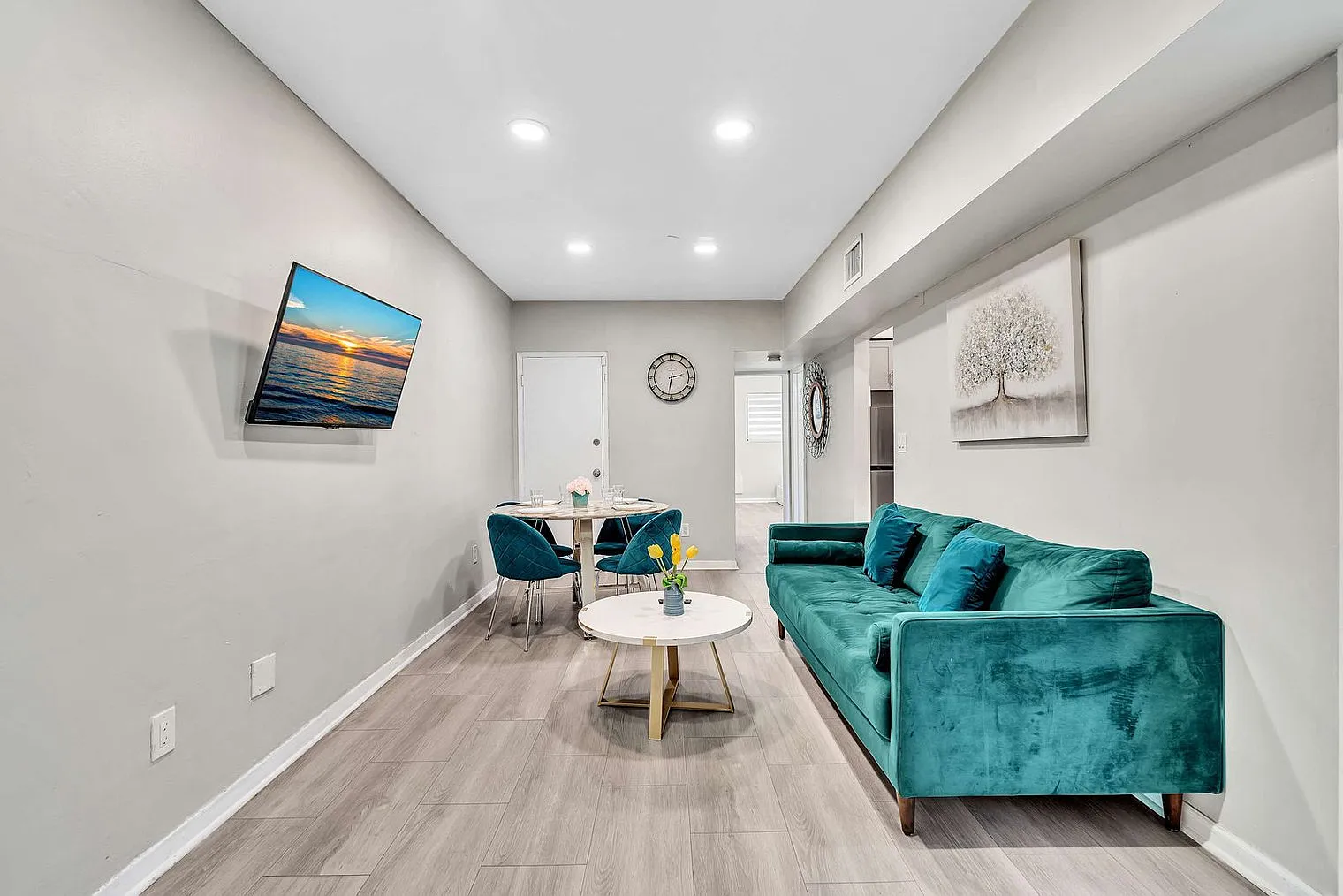 2 bed, 1.0 bath, 990 sqft, $4,789 — Photo 3