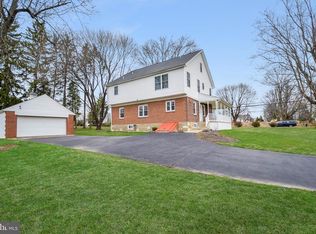 12 Maple Ln, Newtown, PA 18940