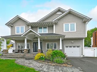 250 33rd St, Lindenhurst, NY 11757