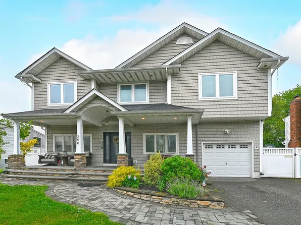 250 33rd Street, Lindenhurst, NY 11757