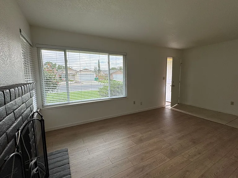 2047 Deauville Dr — Photo 5