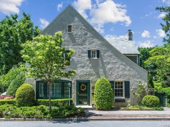 15 Franklin Court, Garden City, NY 11530