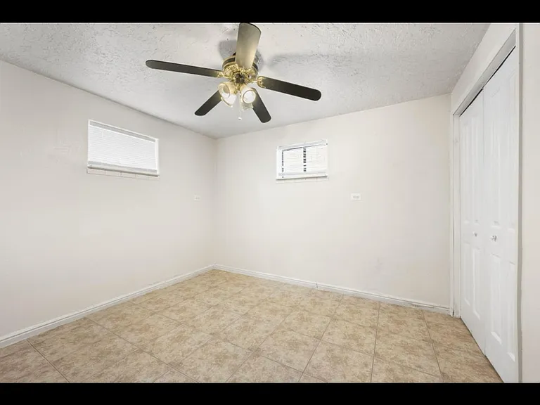 461 W Diagonal St — Photo 2
