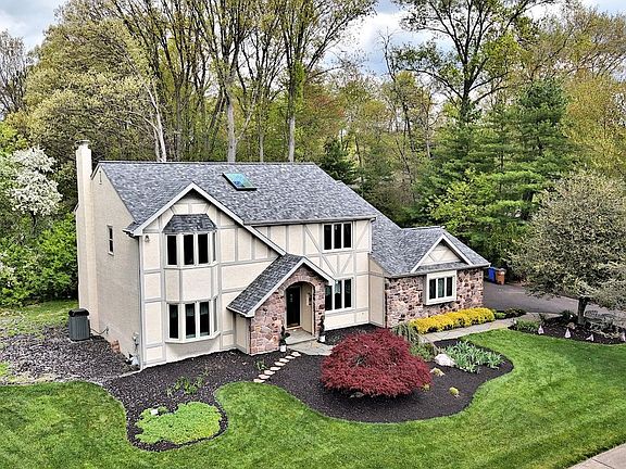 5th image of 695 Friar Dr