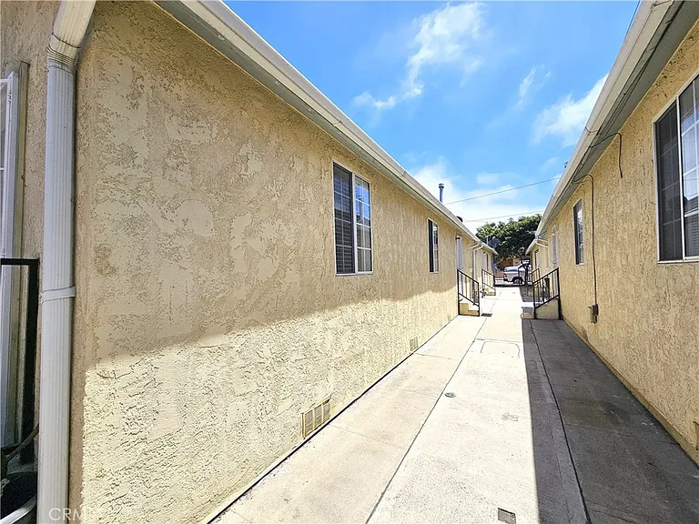 656 W 21st St — Photo 16