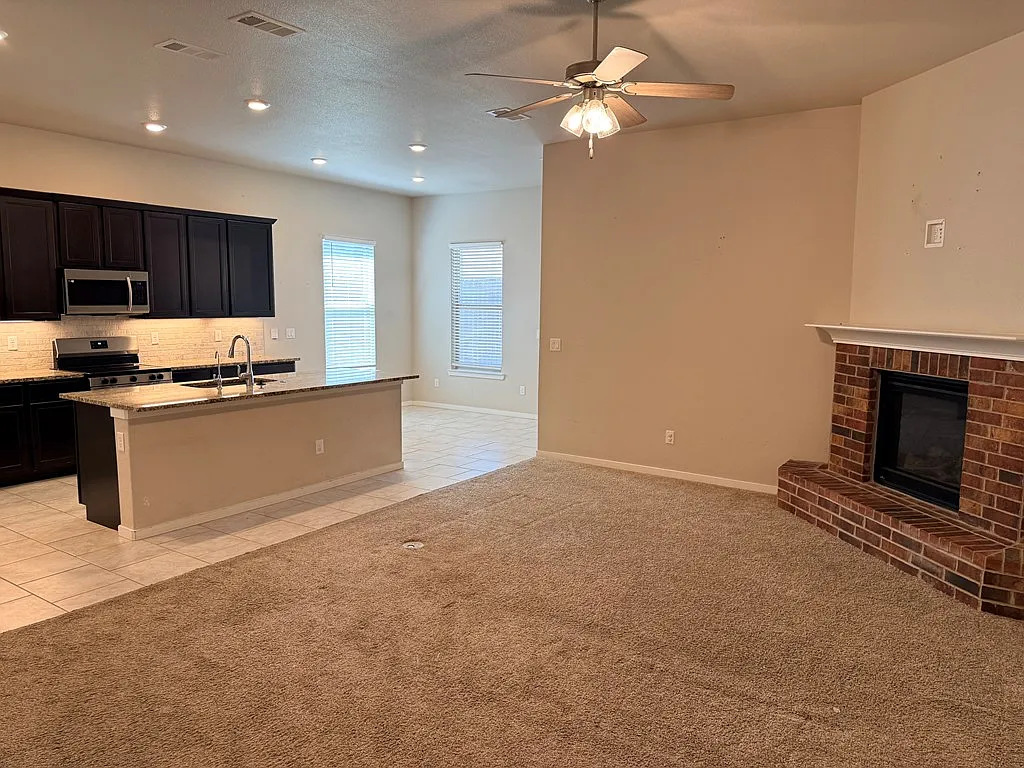 3 bed, 2.0 bath, 1675 sqft, $2,300 — Photo 3