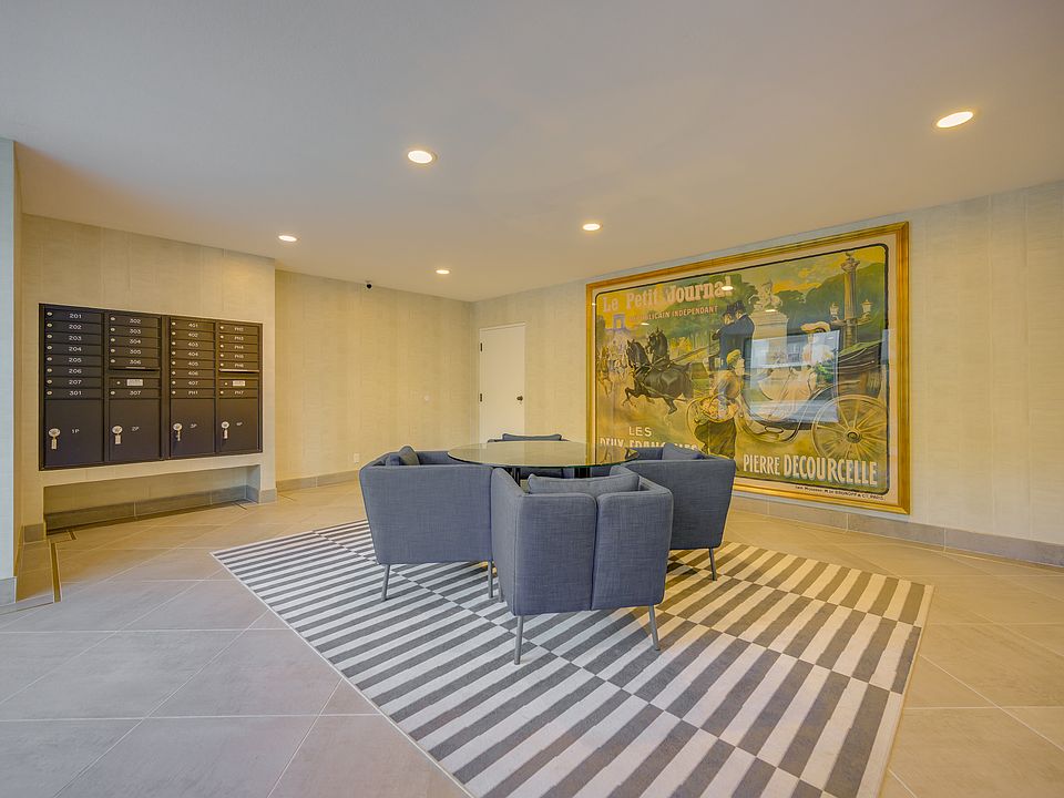 IMPRESSIVE LOBBY WITH FRENCH DECOR