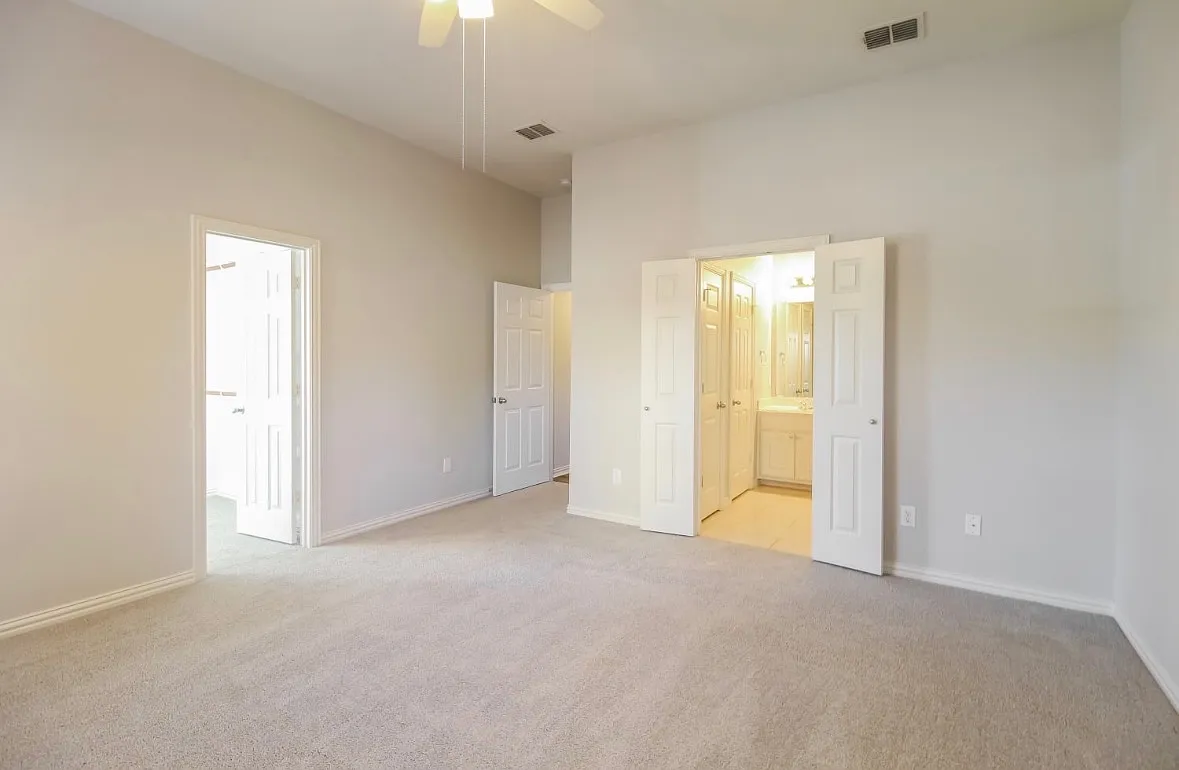 4 bed, 2057 sqft, $2,515 — Photo 3