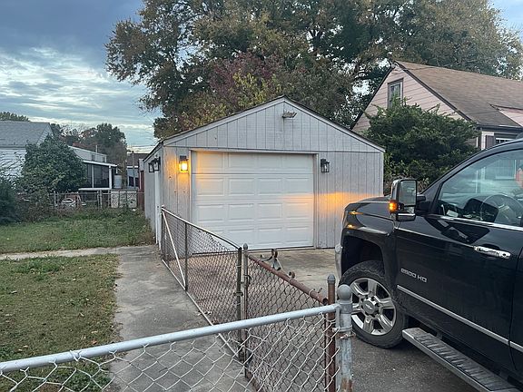 4th image of 2107 Rodman Ave