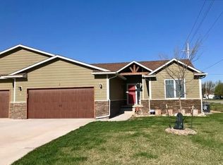 2 Bluestem Dr, Hutchinson, KS 67505