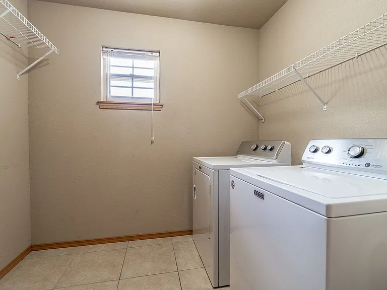 2933 W Scottswood Pl — Photo 20