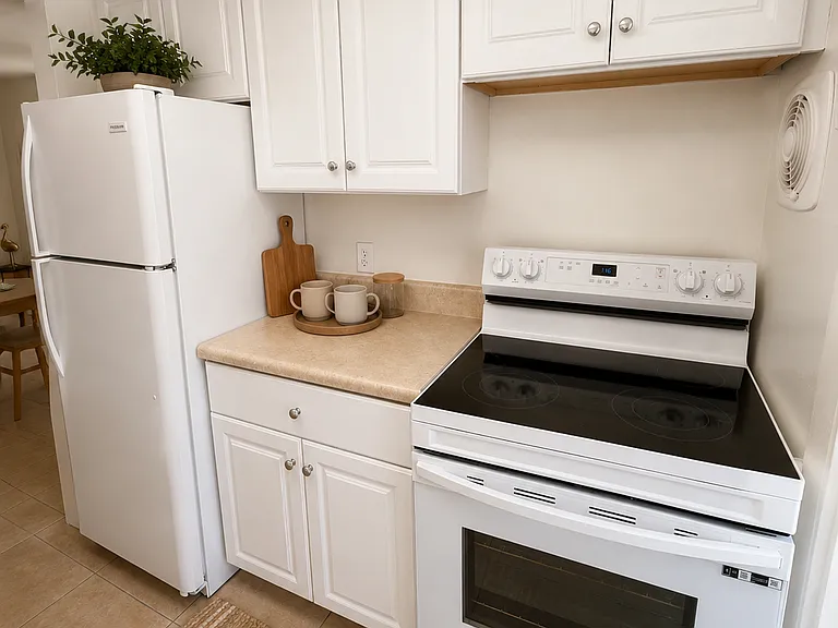 586 Azalea Ln #4 — Photo 2