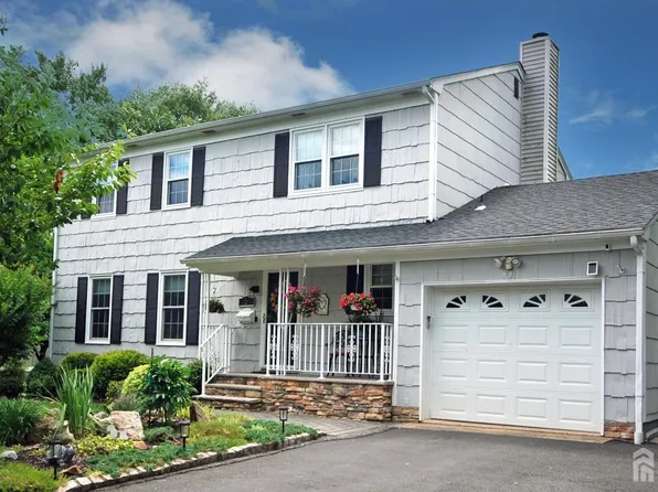 5 Kalman Ct, Middlesex, NJ 08846