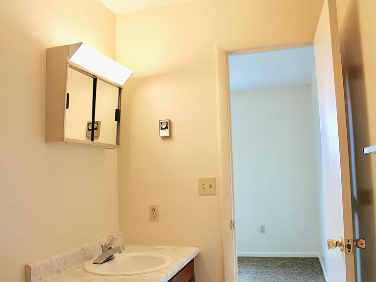 936 Vine St — Photo 15