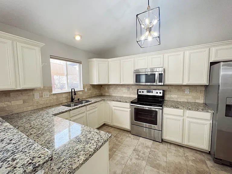 990 Emerald Dr — Photo 4