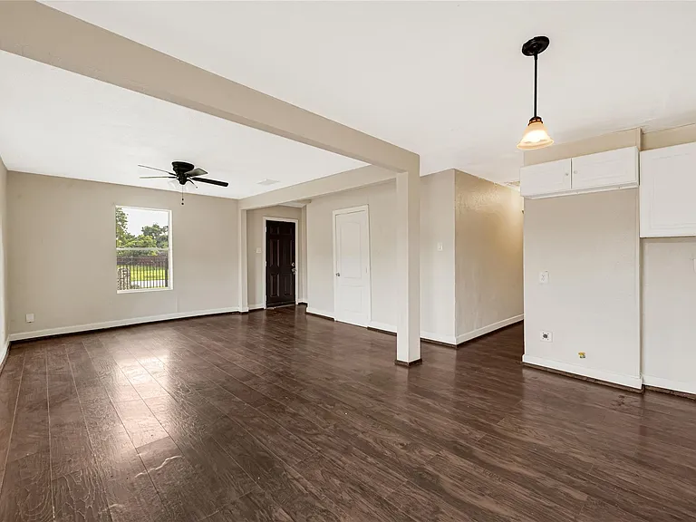 7526 Bywood St — Photo 9