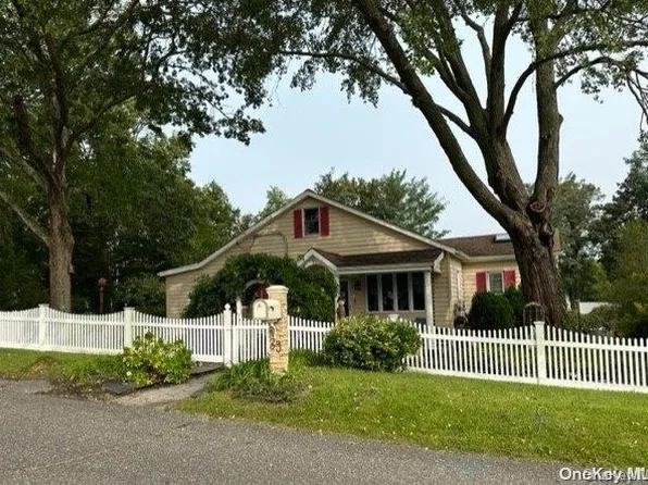 39 Pineaire Avenue, Farmingville, NY 11738