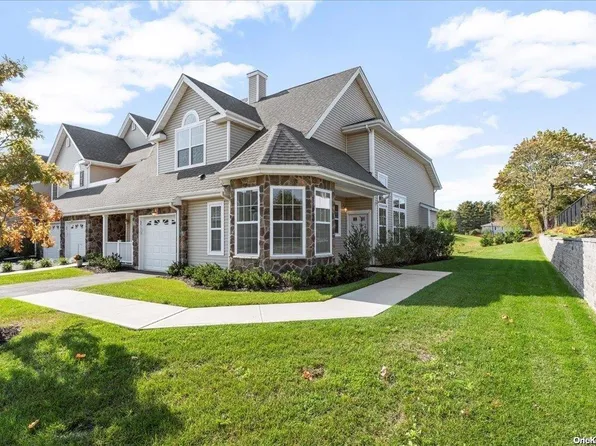 33 Steven Circle #33, Dix Hills, NY 11746