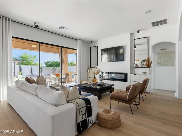 2405 W APACHE RAIN Road, Phoenix, AZ 85085