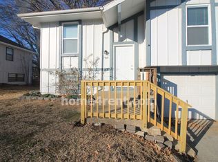 1906 E Lindenwood Cir, Olathe, KS 66062