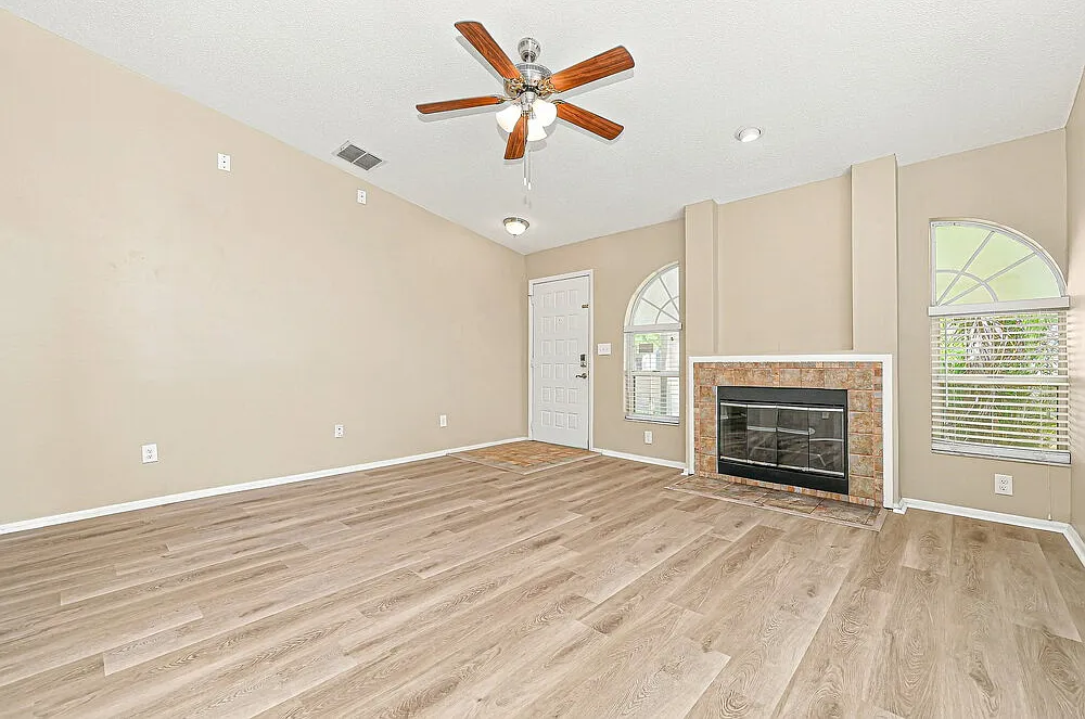 4 bed, 2.0 bath, 1384 sqft, $2,170 — Photo 3