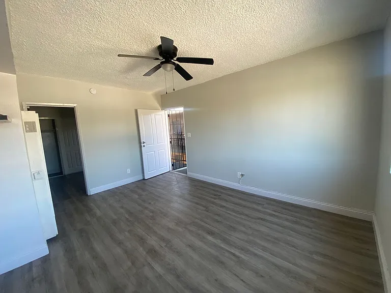 7406 S Hoover St — Photo 8