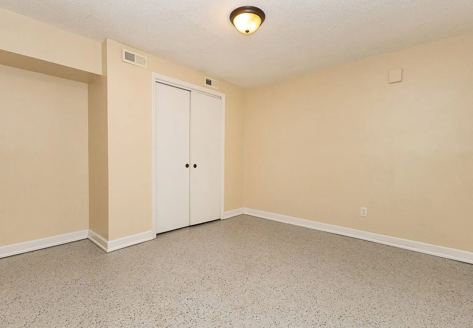 1 bed, 1.0 bath, 1000 sqft, $1,045 — Photo 4