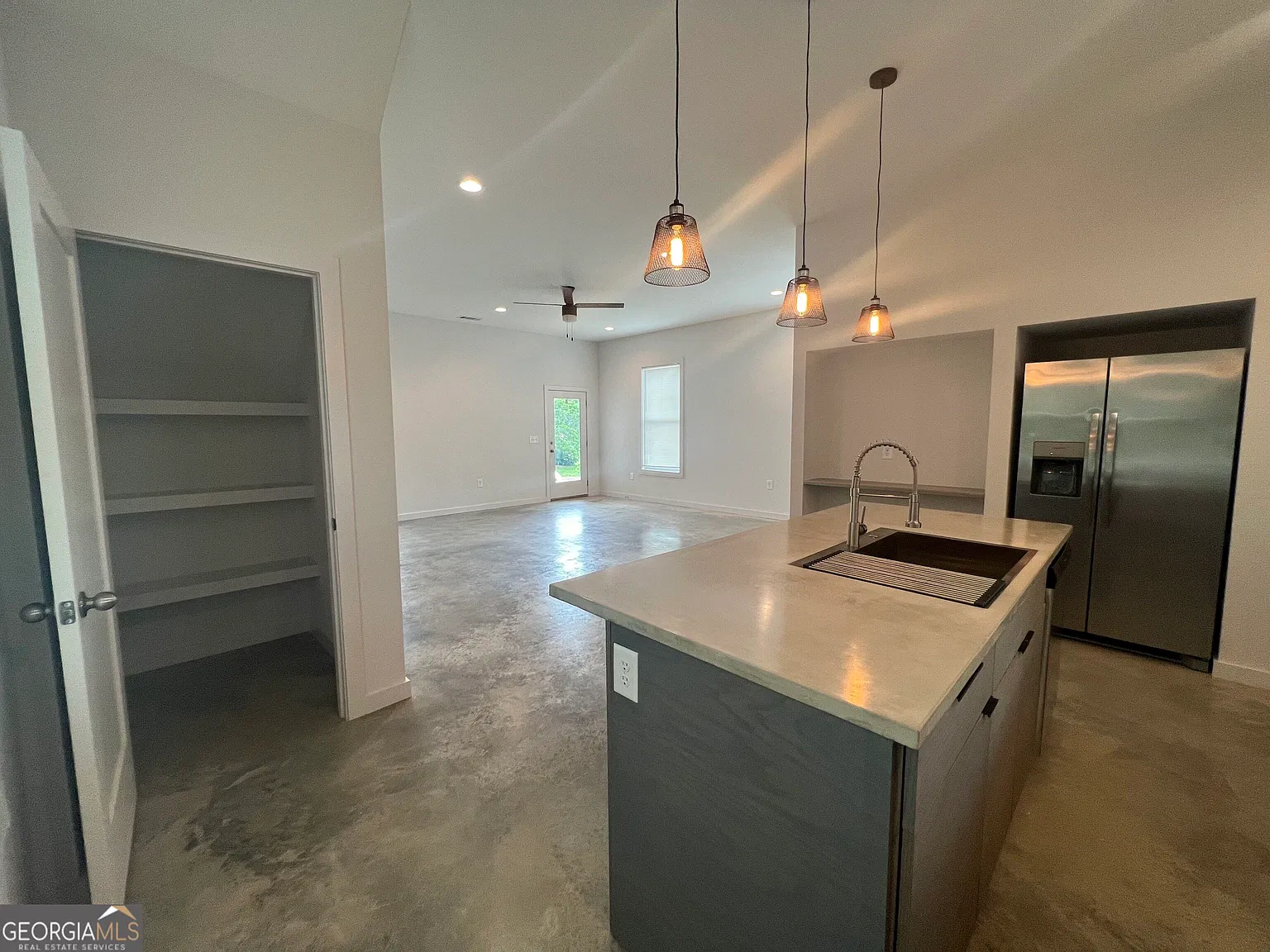 4 bed, 4.0 bath, 2140 sqft, $3,600 — Photo 3