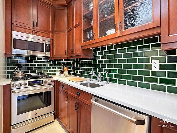 3rd image of 131 E 81st St APT 14A