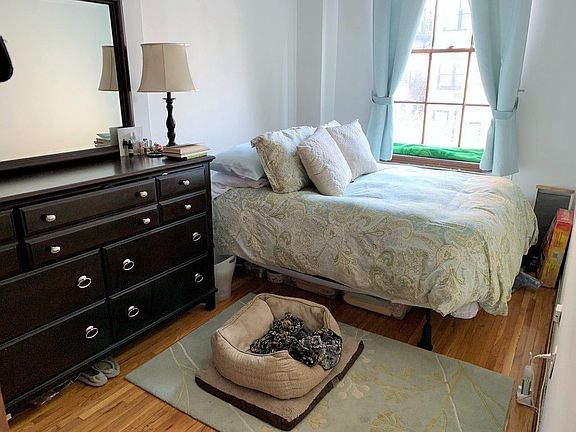 3rd image of 33 W 82nd St #3