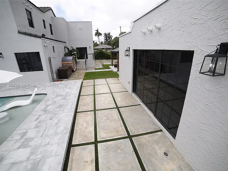 1345 Hollywood Blvd — Photo 51