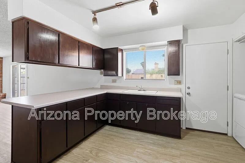 3 bed, 2.0 bath, 1584 sqft, $1,995 — Photo 4