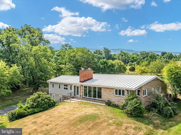 225 S Main St, Edinburg, VA 22824