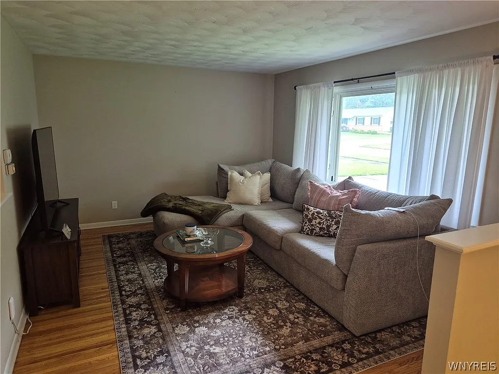 3 bed, 1.0 bath, 1163 sqft, $2,000 — Photo 2
