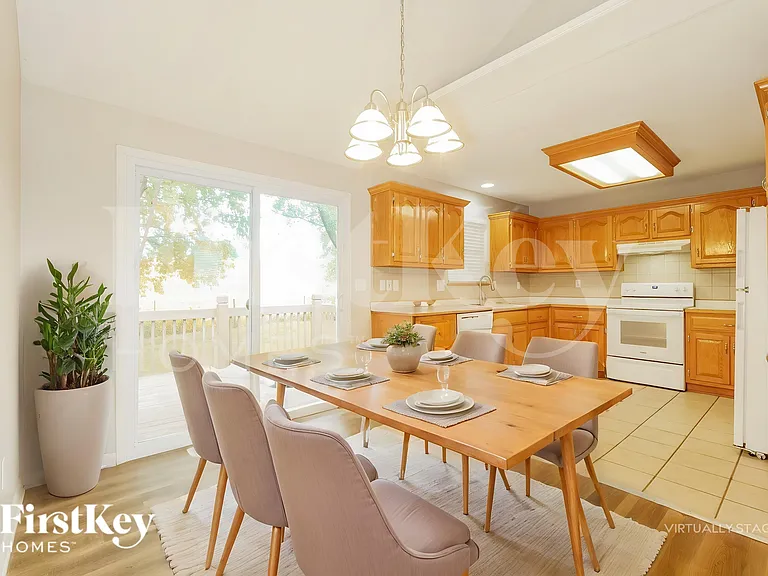 208 S Darrowby Dr — Photo 6