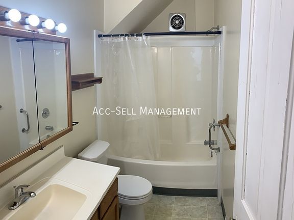 3rd image of 523 Lydia St NE