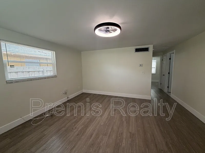 2 bed, 1.0 bath, 1004 sqft, $2,095 — Photo 2