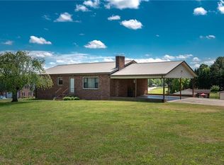 21 Pine Valley Ln, Hiddenite, NC 28636