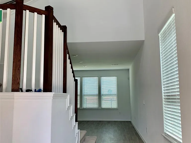 1024 Greenshank Dr — Photo 2