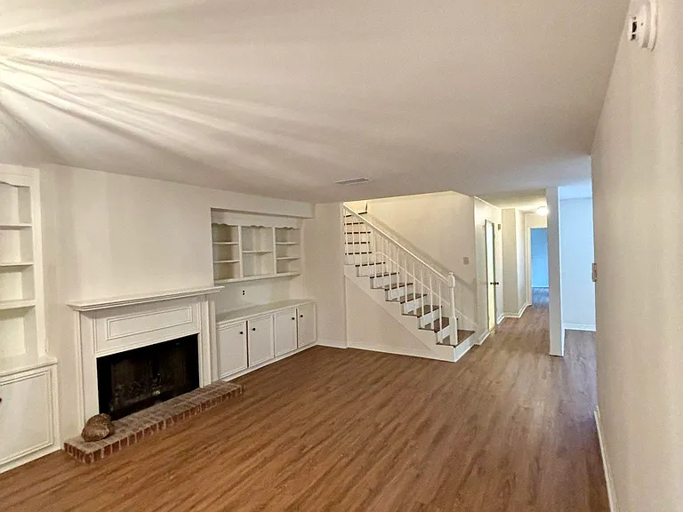 5416 Heatherstone Dr — Photo 3