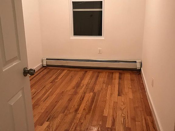 4th image of 276 Logan Ave
